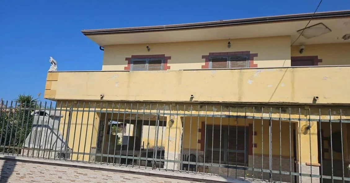 Casa indipendente 11 locali a Castel Volturno (CE)