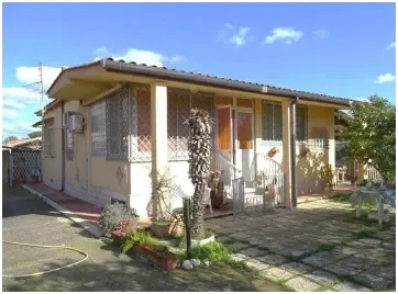 Villa 5.5 locali a Latina (LT)
